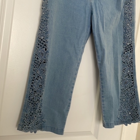 Lafei Star Light Blue Capri Jeans with intricate flower design - Picture 5 of 7